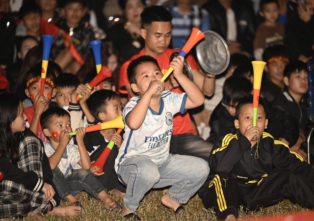 Cổ động viên liên tục an ủi U23 Việt Nam sau 3 bàn thua: “Không sao, không sao đâu”- Ảnh 10.