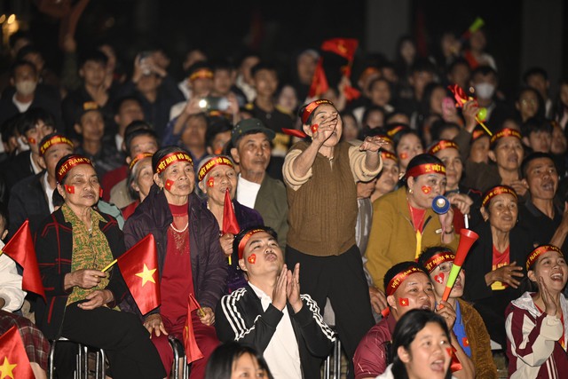 Cổ động viên liên tục an ủi U23 Việt Nam sau 3 bàn thua: “Không sao, không sao đâu”- Ảnh 12.