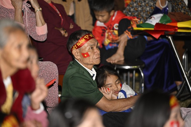 Bao lâu rồi mới thấy lại cảnh này, phố đi bộ Nguyễn Huệ "nhuộm" trong sắc đỏ!- Ảnh 2.