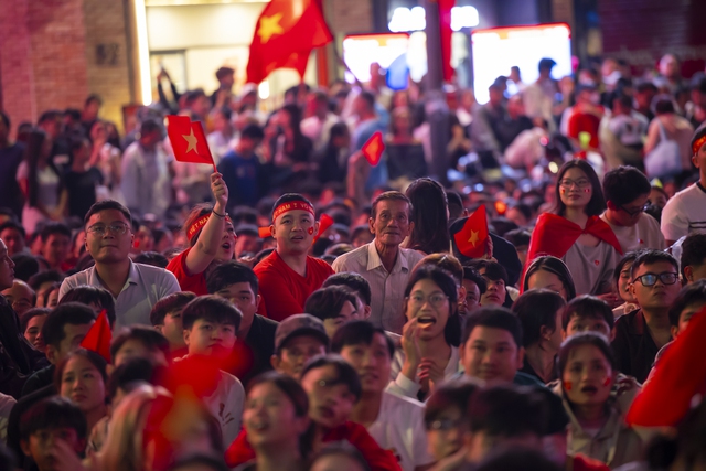 Khoảnh khắc c&aacute;c cổ động vi&ecirc;n thẫn thờ khi U23 Việt Nam bị dẫn trước- Ảnh 23.