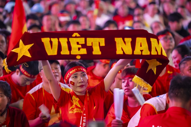 Khoảnh khắc c&aacute;c cổ động vi&ecirc;n thẫn thờ khi U23 Việt Nam bị dẫn trước- Ảnh 24.