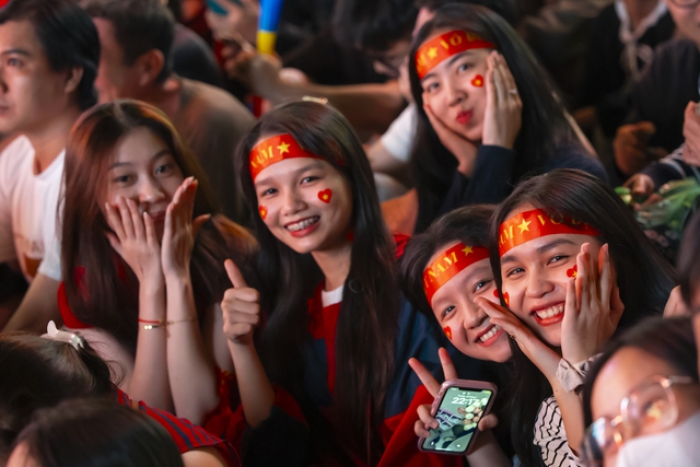 Khoảnh khắc c&aacute;c cổ động vi&ecirc;n thẫn thờ khi U23 Việt Nam bị dẫn trước- Ảnh 25.