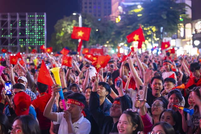 Khoảnh khắc c&aacute;c cổ động vi&ecirc;n thẫn thờ khi U23 Việt Nam bị dẫn trước- Ảnh 26.