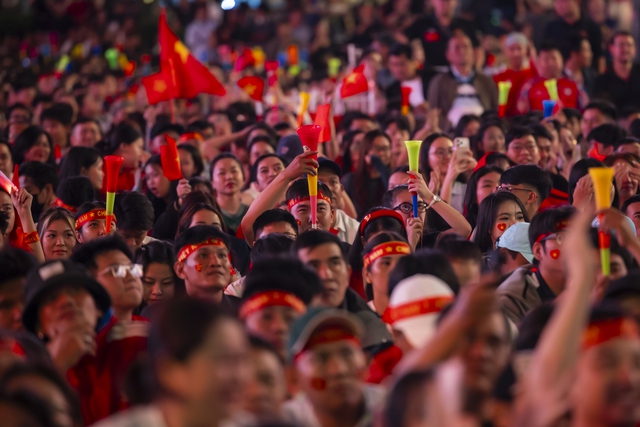 Khoảnh khắc c&aacute;c cổ động vi&ecirc;n thẫn thờ khi U23 Việt Nam bị dẫn trước- Ảnh 27.