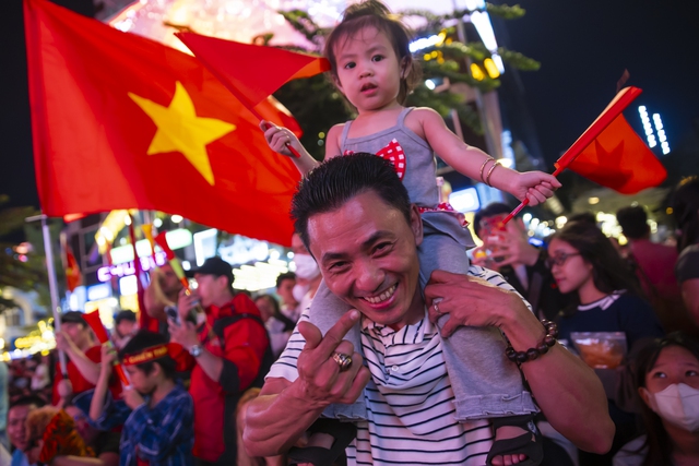 Khoảnh khắc c&aacute;c cổ động vi&ecirc;n thẫn thờ khi U23 Việt Nam bị dẫn trước- Ảnh 28.