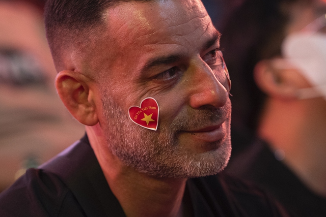 Khoảnh khắc c&aacute;c cổ động vi&ecirc;n thẫn thờ khi U23 Việt Nam bị dẫn trước- Ảnh 29.