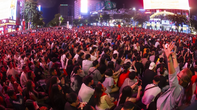 Khoảnh khắc c&aacute;c cổ động vi&ecirc;n thẫn thờ khi U23 Việt Nam bị dẫn trước- Ảnh 30.