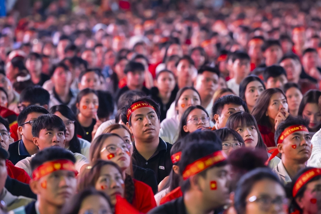 Khoảnh khắc c&aacute;c cổ động vi&ecirc;n thẫn thờ khi U23 Việt Nam bị dẫn trước- Ảnh 3.