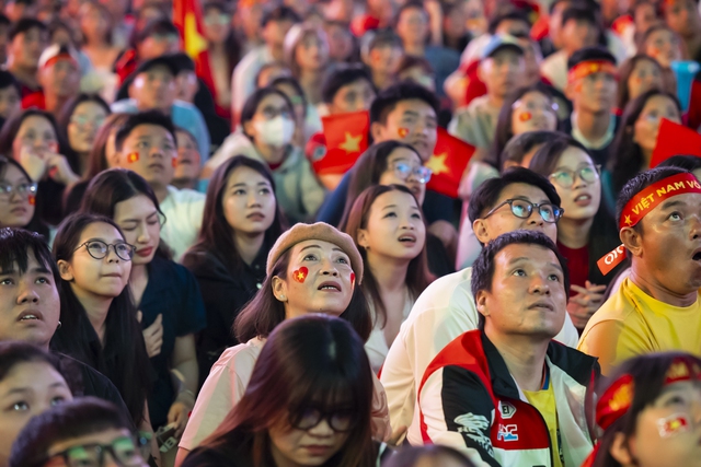 Khoảnh khắc c&aacute;c cổ động vi&ecirc;n thẫn thờ khi U23 Việt Nam bị dẫn trước- Ảnh 2.