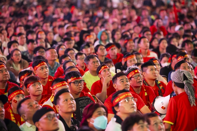 Khoảnh khắc c&aacute;c cổ động vi&ecirc;n thẫn thờ khi U23 Việt Nam bị dẫn trước- Ảnh 4.