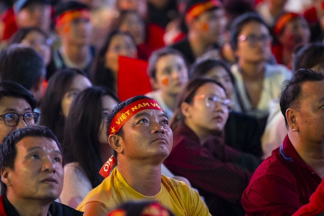 Khoảnh khắc c&aacute;c cổ động vi&ecirc;n thẫn thờ khi U23 Việt Nam bị dẫn trước- Ảnh 5.