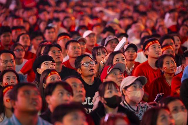 Khoảnh khắc c&aacute;c cổ động vi&ecirc;n thẫn thờ khi U23 Việt Nam bị dẫn trước- Ảnh 6.