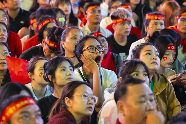 Khoảnh khắc c&aacute;c cổ động vi&ecirc;n thẫn thờ khi U23 Việt Nam bị dẫn trước- Ảnh 1.