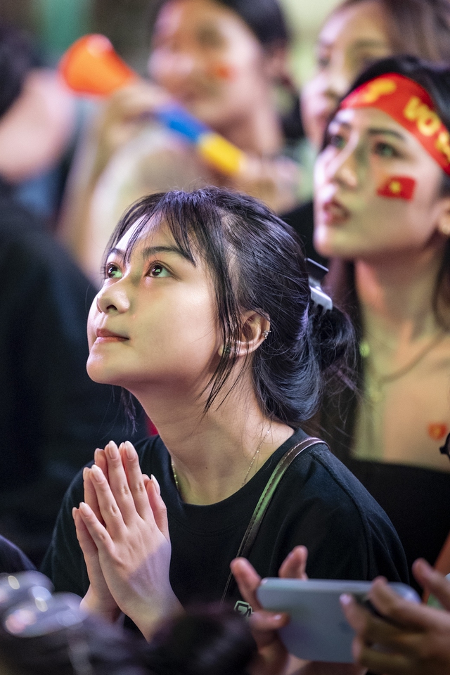 Cổ động viên liên tục an ủi U23 Việt Nam sau 2 bàn thua: “Không sao, không sao đâu”- Ảnh 19.