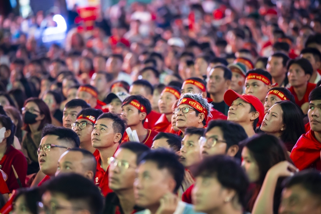 Cổ động viên liên tục an ủi U23 Việt Nam sau 2 bàn thua: “Không sao, không sao đâu”- Ảnh 10.