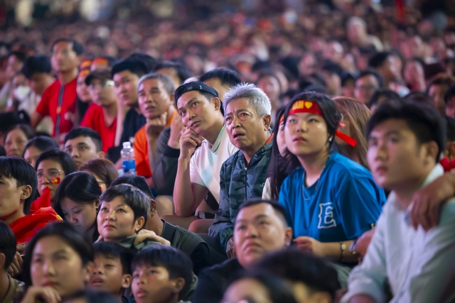 Cổ động viên liên tục an ủi U23 Việt Nam sau 2 bàn thua: “Không sao, không sao đâu”- Ảnh 11.