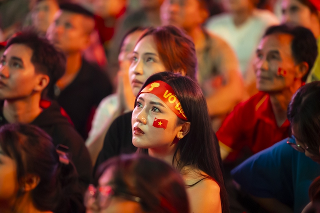 Cổ động viên liên tục an ủi U23 Việt Nam sau 2 bàn thua: “Không sao, không sao đâu”- Ảnh 12.
