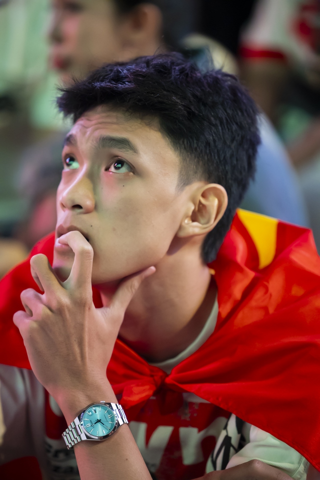 Cổ động viên liên tục an ủi U23 Việt Nam sau 2 bàn thua: “Không sao, không sao đâu”- Ảnh 13.
