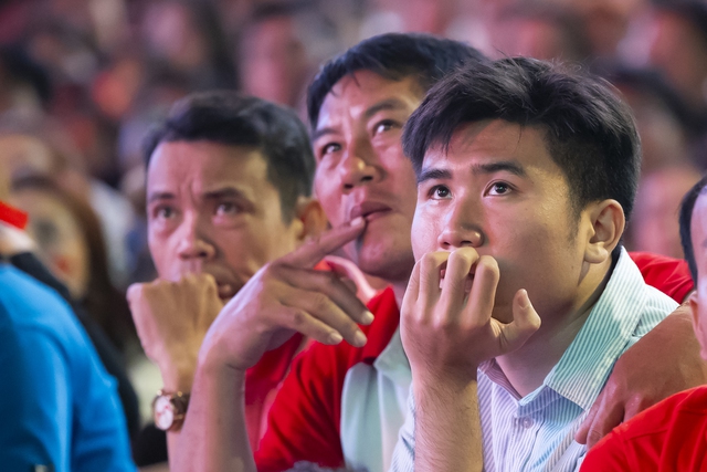 Cổ động viên liên tục an ủi U23 Việt Nam sau 2 bàn thua: “Không sao, không sao đâu”- Ảnh 15.