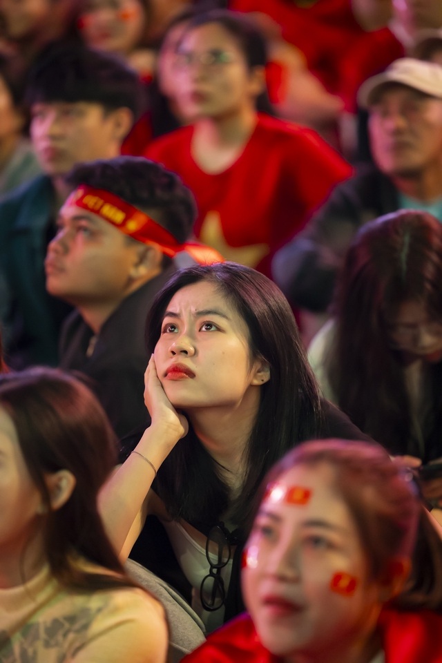 Cổ động viên liên tục an ủi U23 Việt Nam sau 2 bàn thua: “Không sao, không sao đâu”- Ảnh 16.