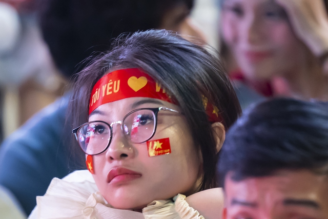 Cổ động viên liên tục an ủi U23 Việt Nam sau 2 bàn thua: “Không sao, không sao đâu”- Ảnh 17.