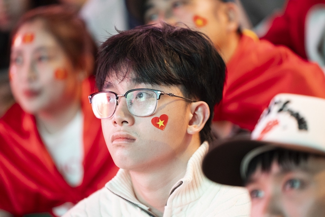 Cổ động viên liên tục an ủi U23 Việt Nam sau 2 bàn thua: “Không sao, không sao đâu”- Ảnh 18.