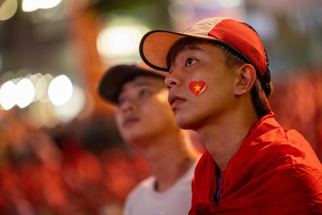 Bao lâu rồi mới thấy lại cảnh này, phố đi bộ Nguyễn Huệ "nhuộm" trong sắc đỏ!- Ảnh 1.