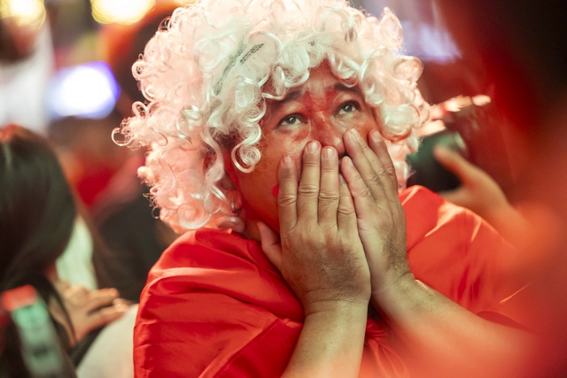 Bao lâu rồi mới thấy lại cảnh này, phố đi bộ Nguyễn Huệ "nhuộm" trong sắc đỏ!- Ảnh 6.