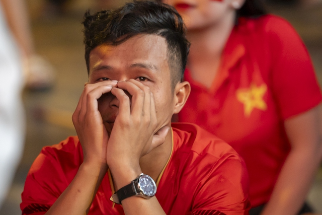 Bao lâu rồi mới thấy lại cảnh này, phố đi bộ Nguyễn Huệ "nhuộm" trong sắc đỏ!- Ảnh 8.