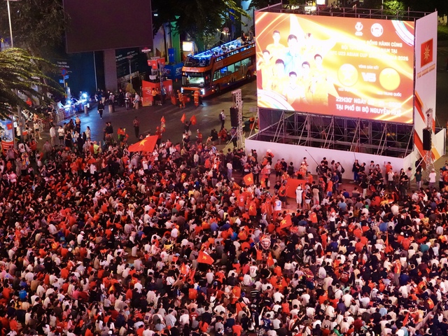 Khoảnh khắc c&aacute;c cổ động vi&ecirc;n thẫn thờ khi U23 Việt Nam bị dẫn trước- Ảnh 21.