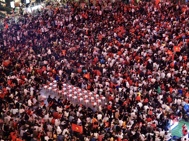 Khoảnh khắc c&aacute;c cổ động vi&ecirc;n thẫn thờ khi U23 Việt Nam bị dẫn trước- Ảnh 22.