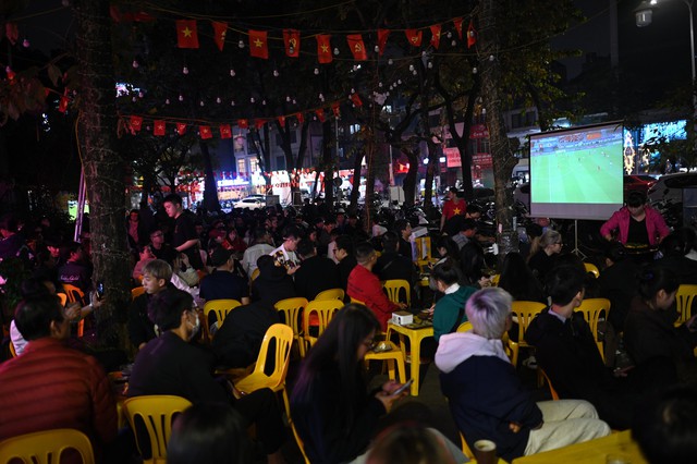 Khoảnh khắc c&aacute;c cổ động vi&ecirc;n thẫn thờ khi U23 Việt Nam bị dẫn trước- Ảnh 13.