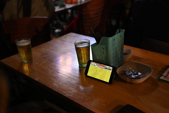 Khoảnh khắc c&aacute;c cổ động vi&ecirc;n thẫn thờ khi U23 Việt Nam bị dẫn trước- Ảnh 9.