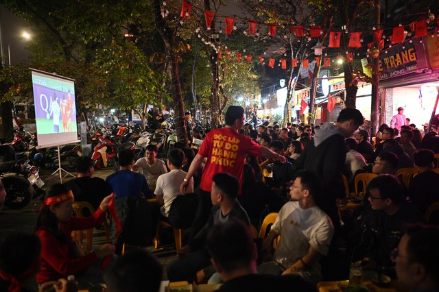 Khoảnh khắc c&aacute;c cổ động vi&ecirc;n thẫn thờ khi U23 Việt Nam bị dẫn trước- Ảnh 7.