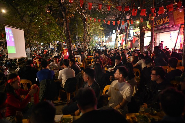 Khoảnh khắc c&aacute;c cổ động vi&ecirc;n thẫn thờ khi U23 Việt Nam bị dẫn trước- Ảnh 14.