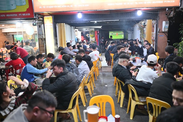 Khoảnh khắc c&aacute;c cổ động vi&ecirc;n thẫn thờ khi U23 Việt Nam bị dẫn trước- Ảnh 12.