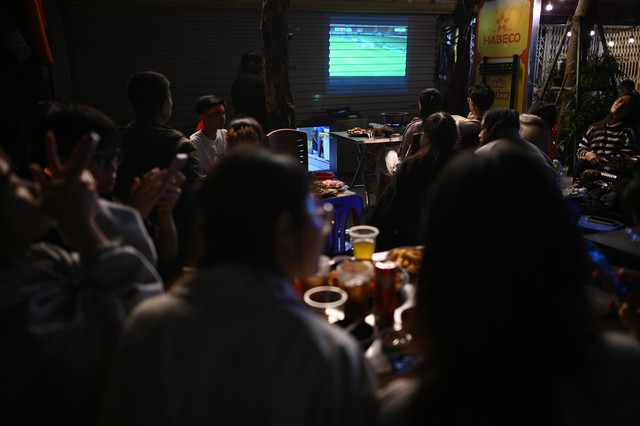 Khoảnh khắc c&aacute;c cổ động vi&ecirc;n thẫn thờ khi U23 Việt Nam bị dẫn trước- Ảnh 8.