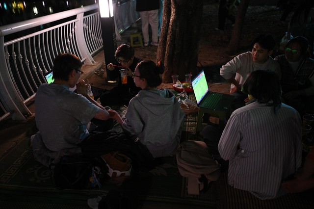 Khoảnh khắc c&aacute;c cổ động vi&ecirc;n thẫn thờ khi U23 Việt Nam bị dẫn trước- Ảnh 10.