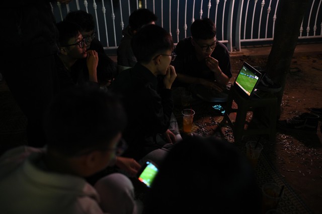 Khoảnh khắc c&aacute;c cổ động vi&ecirc;n thẫn thờ khi U23 Việt Nam bị dẫn trước- Ảnh 11.