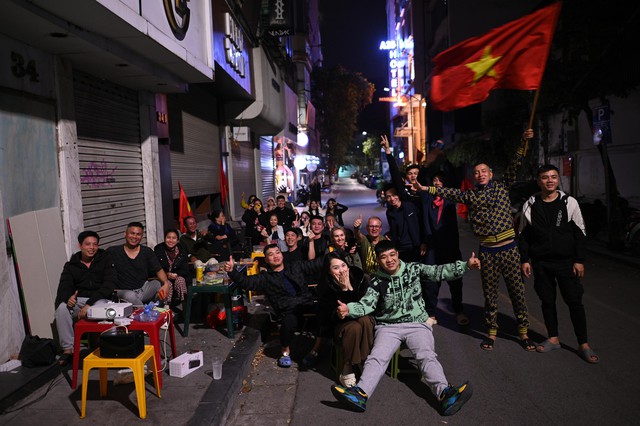 Khoảnh khắc c&aacute;c cổ động vi&ecirc;n thẫn thờ khi U23 Việt Nam bị dẫn trước- Ảnh 16.