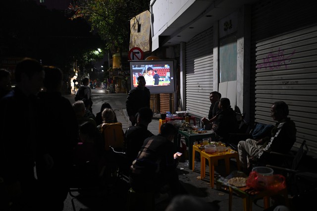 Khoảnh khắc c&aacute;c cổ động vi&ecirc;n thẫn thờ khi U23 Việt Nam bị dẫn trước- Ảnh 15.