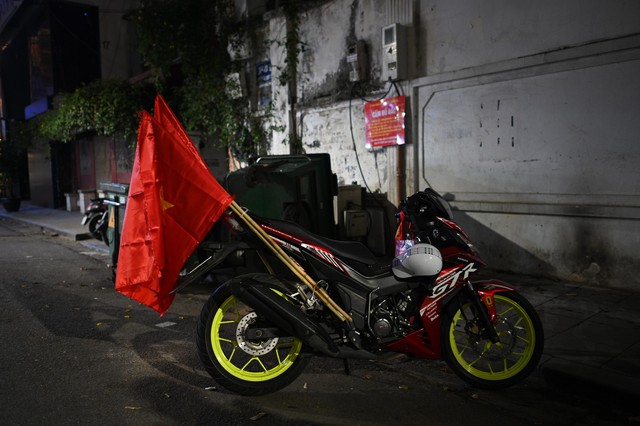 Khoảnh khắc c&aacute;c cổ động vi&ecirc;n thẫn thờ khi U23 Việt Nam bị dẫn trước- Ảnh 17.