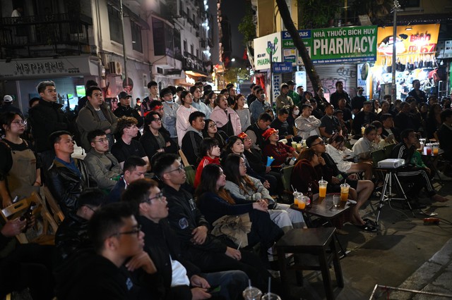 Cổ động viên liên tục an ủi U23 Việt Nam sau 2 bàn thua: “Không sao, không sao đâu”- Ảnh 1.