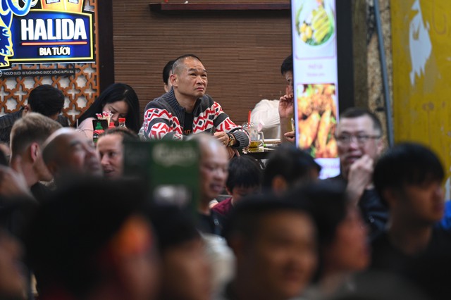 Cổ động viên liên tục an ủi U23 Việt Nam sau 2 bàn thua: “Không sao, không sao đâu”- Ảnh 5.