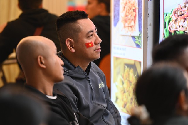 Cổ động viên liên tục an ủi U23 Việt Nam sau 2 bàn thua: “Không sao, không sao đâu”- Ảnh 6.