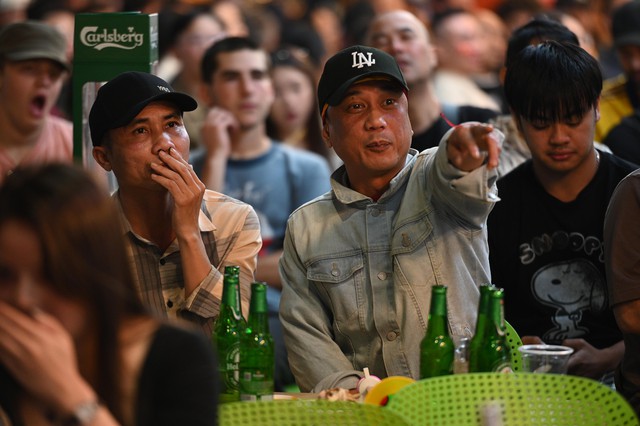 Cổ động viên liên tục an ủi U23 Việt Nam sau 2 bàn thua: “Không sao, không sao đâu”- Ảnh 7.