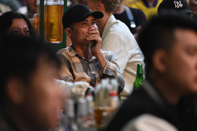 Cổ động viên liên tục an ủi U23 Việt Nam sau 2 bàn thua: “Không sao, không sao đâu”- Ảnh 8.