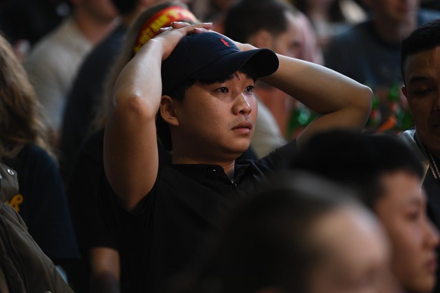 Bao lâu rồi mới thấy lại cảnh này, phố đi bộ Nguyễn Huệ "nhuộm" trong sắc đỏ!- Ảnh 3.