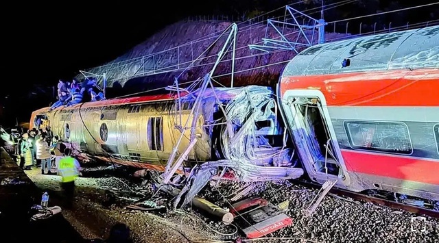 Thảm họa 2 t&agrave;u cao tốc đ&acirc;m nhau tại T&acirc;y Ban Nha: Số người tử vong tiếp tục tăng cao- Ảnh 1.