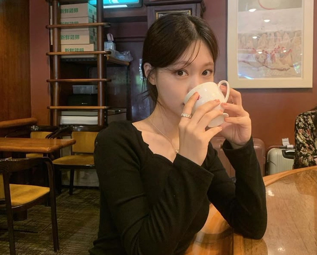 Nữ thư k&yacute; trẻ b&agrave;ng ho&agrave;ng ph&aacute;t hiện ung thư dạ d&agrave;y sau 6 th&aacute;ng uống nước theo kiểu... ai cũng tưởng tốt- Ảnh 2.